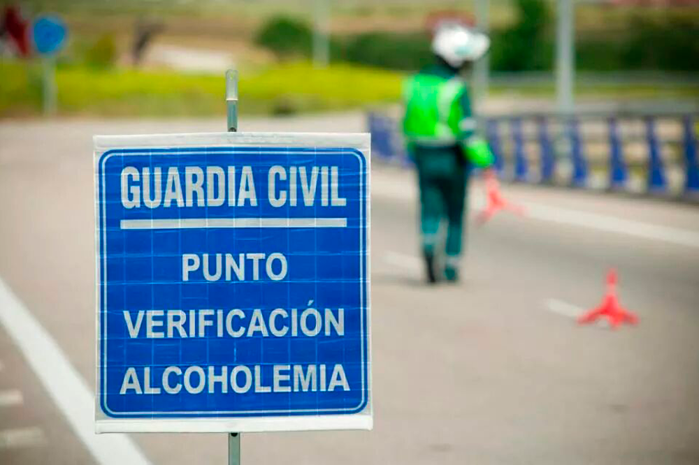 Guardia civil haciendo control de alcoholemia