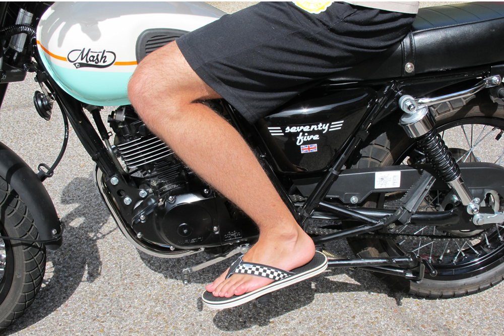 Nunca se debe ir en moto con chanclas