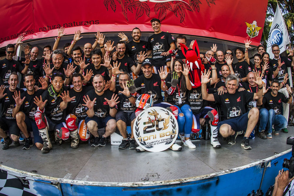 Equipo Montesa Honda tras la victoria de Toni Bou