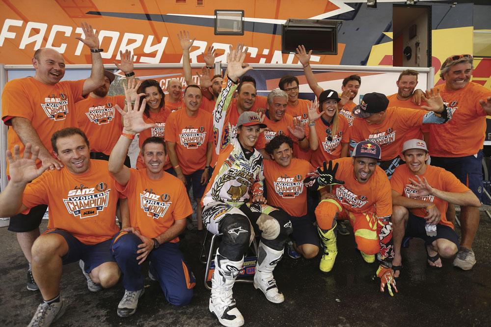 Laia Sanz celebra sus cinco titulos de campeona del mundo de Enduro