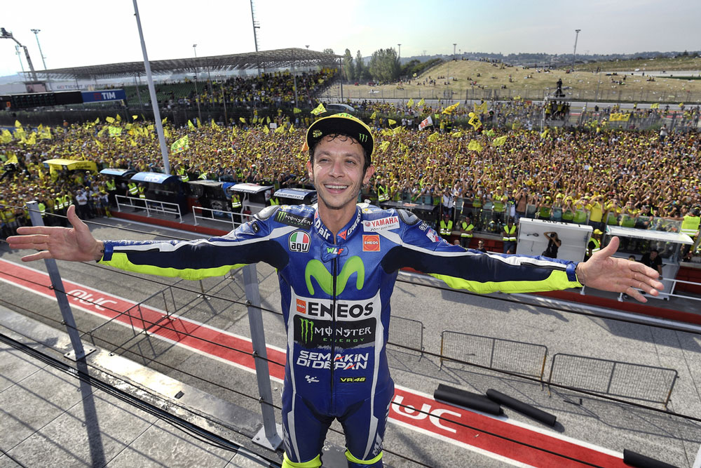 Valentino Rossi frente a sus fans en San Marino