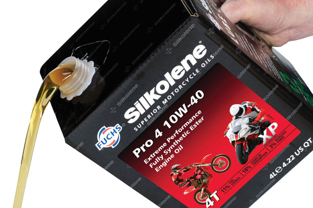 ¿Sirve el aceite de coche para una moto?