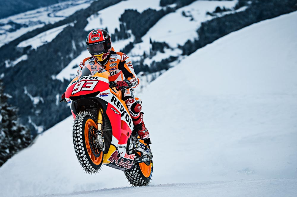Marc Marquez reto en la nieve sobre una MotoGP