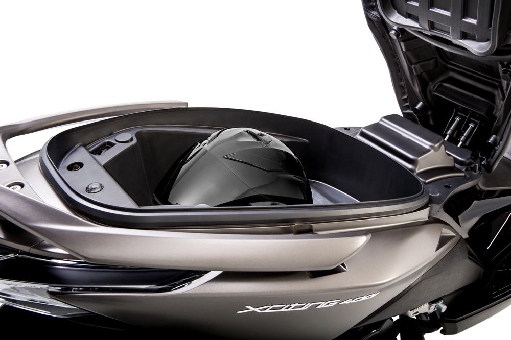 KYMCO Xciting 400 hueco para el casco
