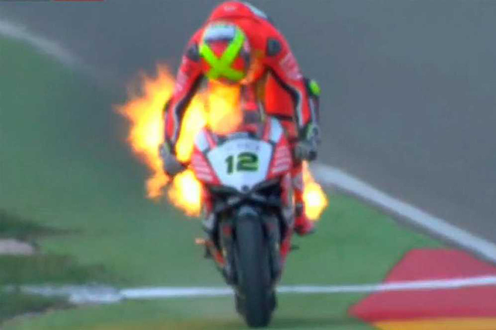 Xavi Fores moto ardiendo