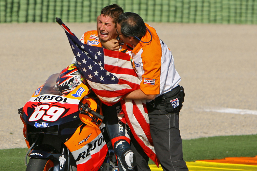 Nicky Hayden celebrando su título de MotoGP 2006