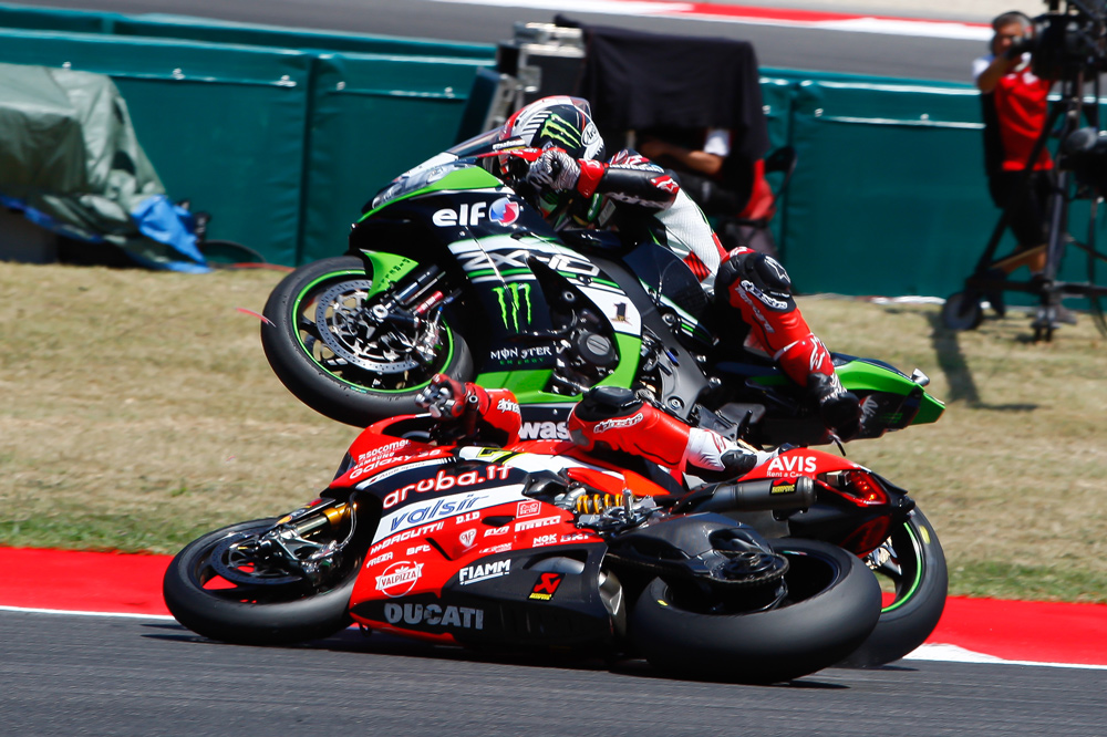 Caída de Chaz Davies en la primera carrera del Mundial SBK de Misano