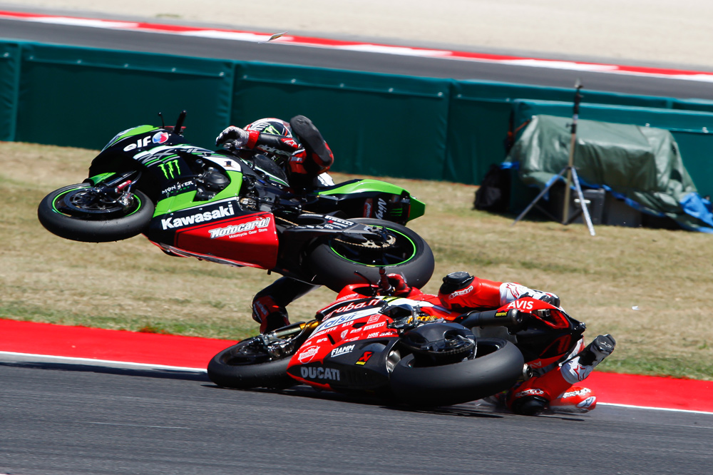 Caída de Chaz Davies en la primera carrera del Mundial SBK de Misano