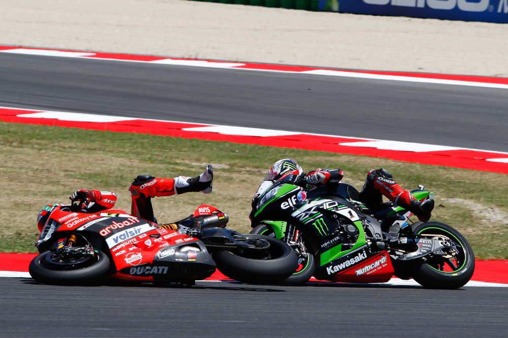 Caída de Chaz Davies en la primera carrera del Mundial SBK de Misano