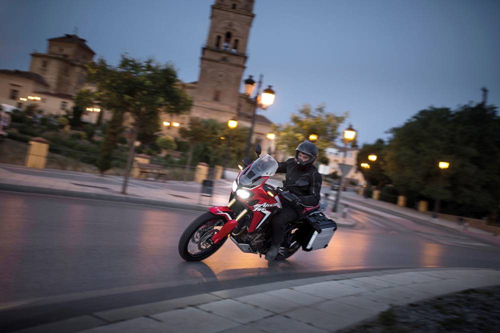 Circula en moto las horas más frescas del día