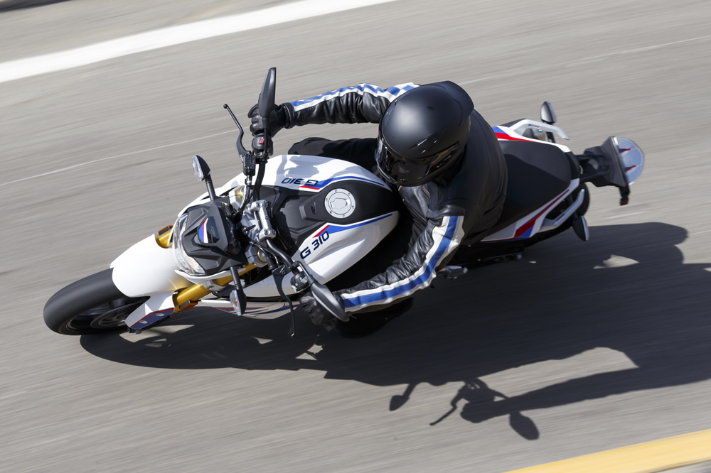 El moto debemos estar pendientes de lo que sucede delante y detrás