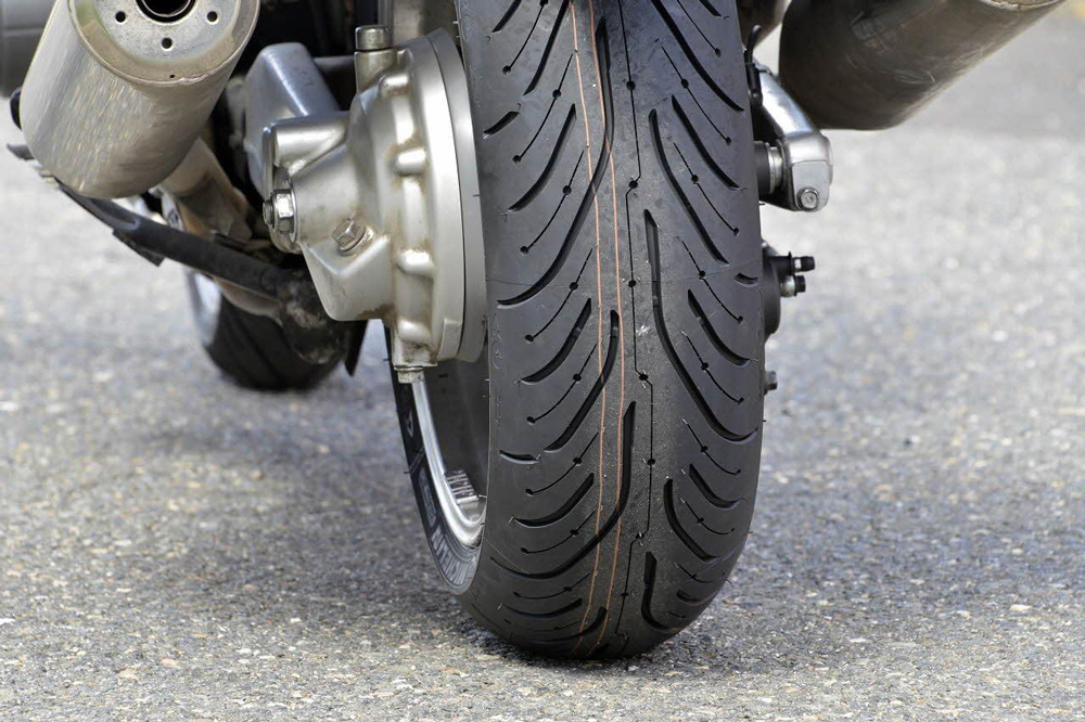 Cuando comienza a degradarse un neumático de moto