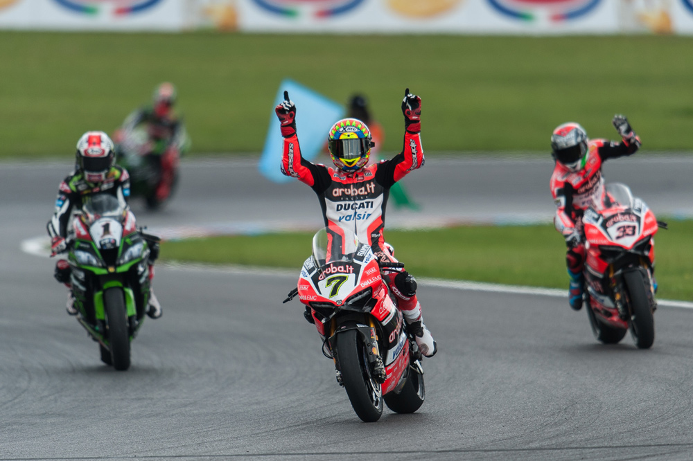 Chaz Davies Celebra su vitoria en SBK Alemania