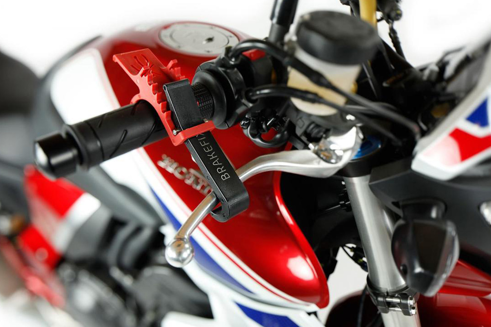 Fijar la maneta del freno para cargar la moto en un remolque