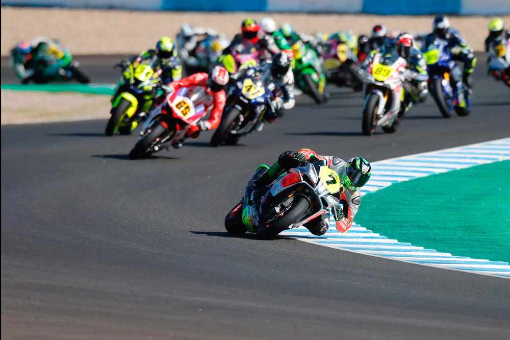 Aprilia RSV4 corriendo en el CEV