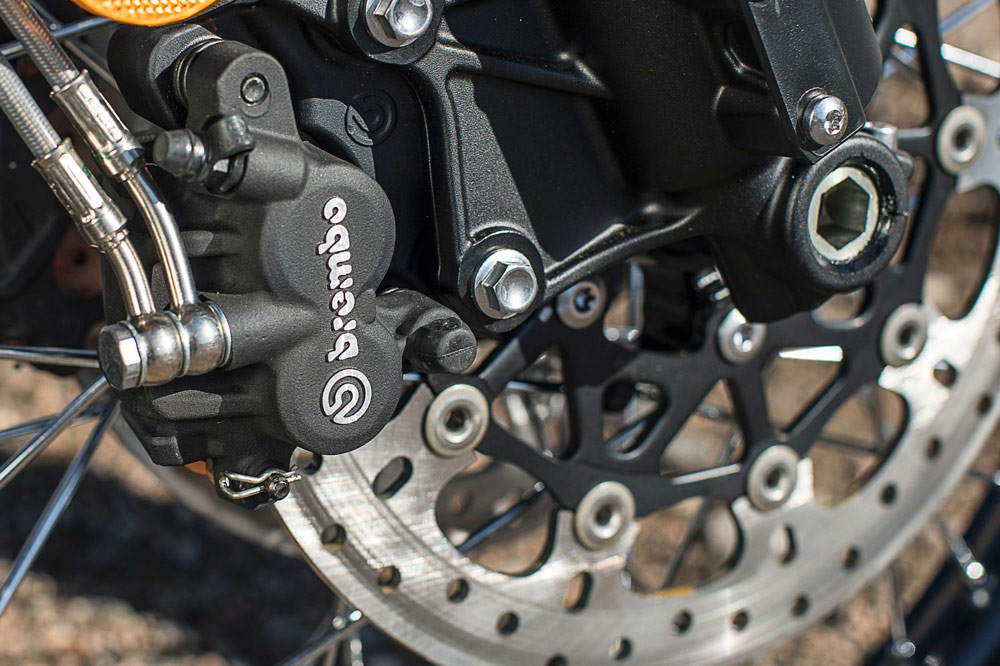 Triumph Tiger 800 2018, conjunto de frenos Brembo