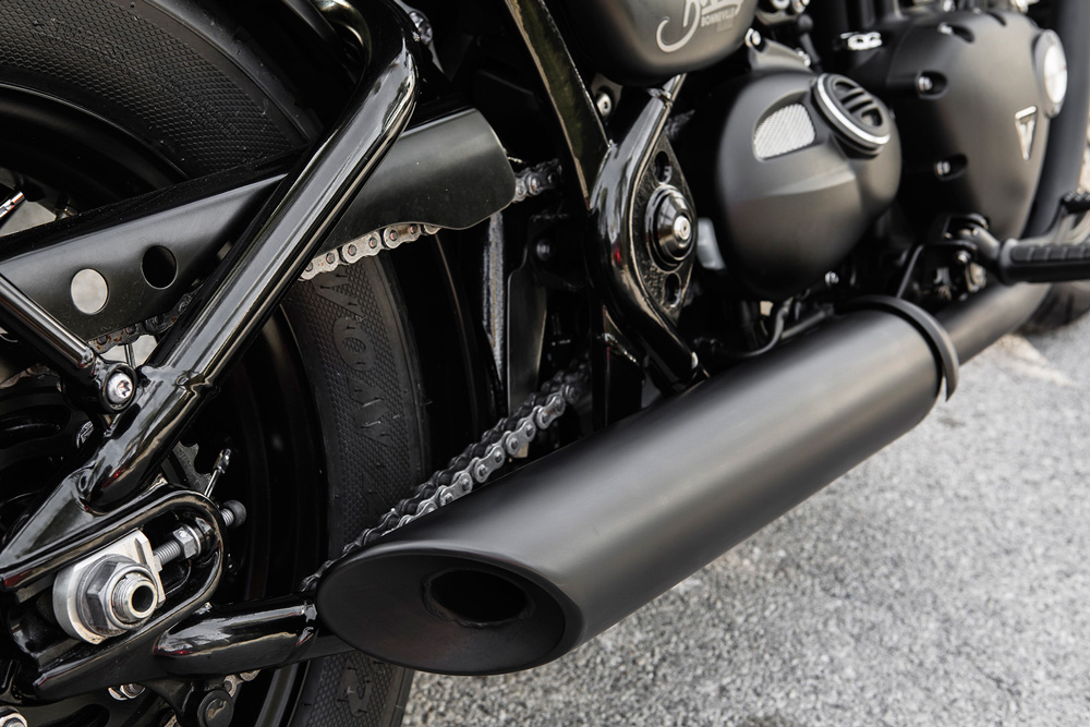 Triumph Bonneville Bobber Black detalle escape