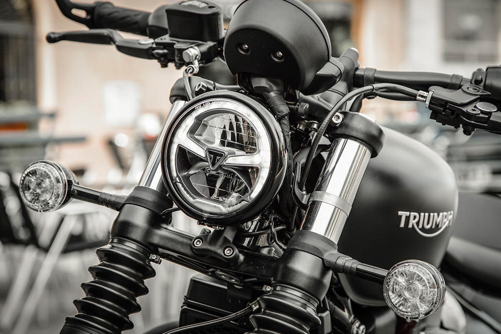 Triumph Bonneville Bobber Black detalle faro