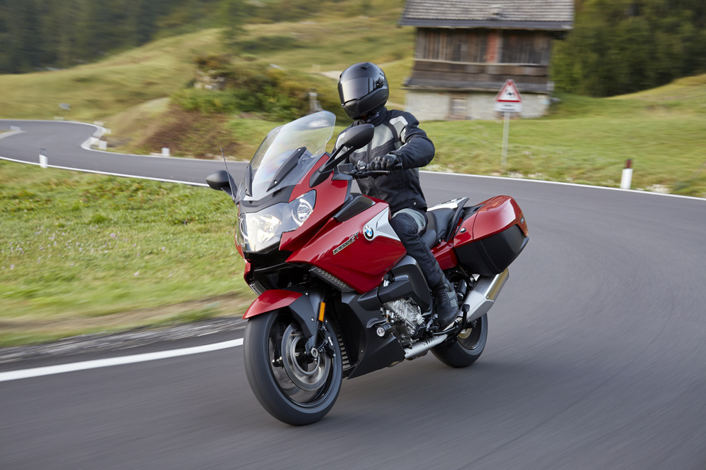 Cómo conducir en moto con viento
