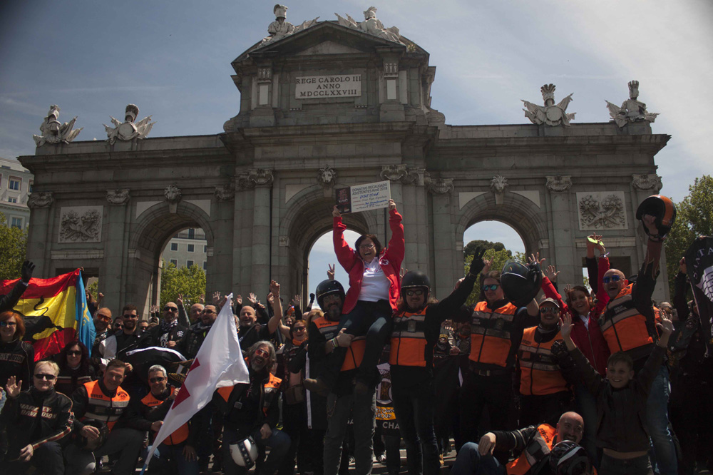 Parada para foto en la Puerta de Alcalá de la Concentración Harley Davidson KM 0