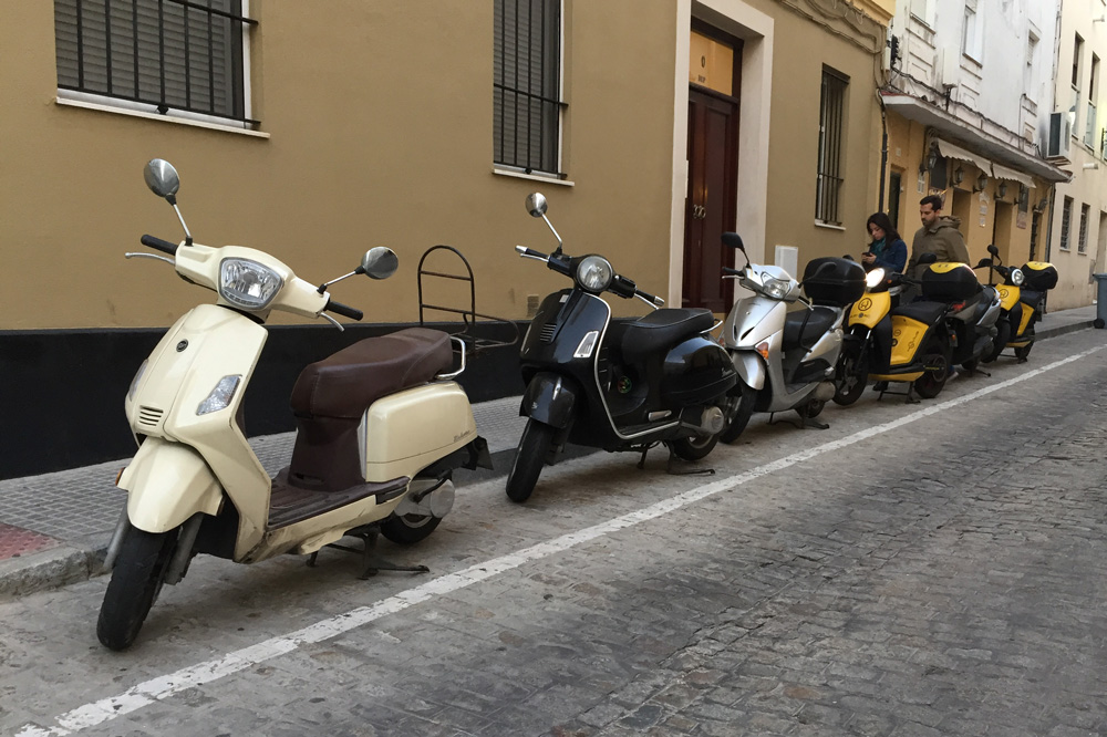 Madrid discriminará el uso de las motos en función de sus distintivos medioambientales