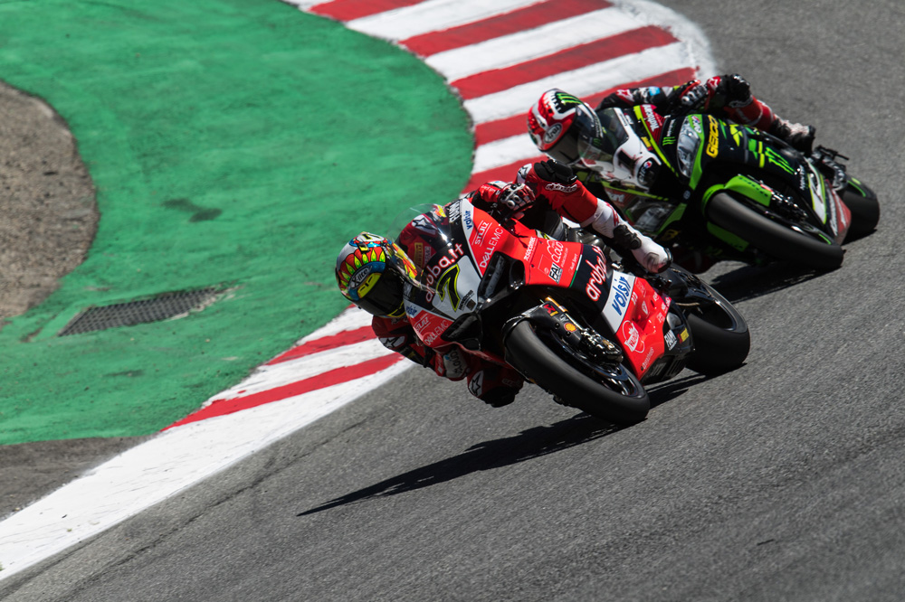 Chaz Davies luchando con Rea en la primera carrera de SBK en Laguna Seca