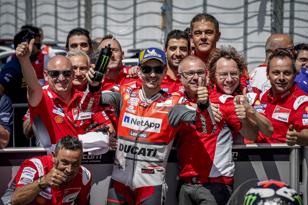 Jorge Lorenzo celebra su segundo mejor tiempo en los entrenamientos del GP de Italia