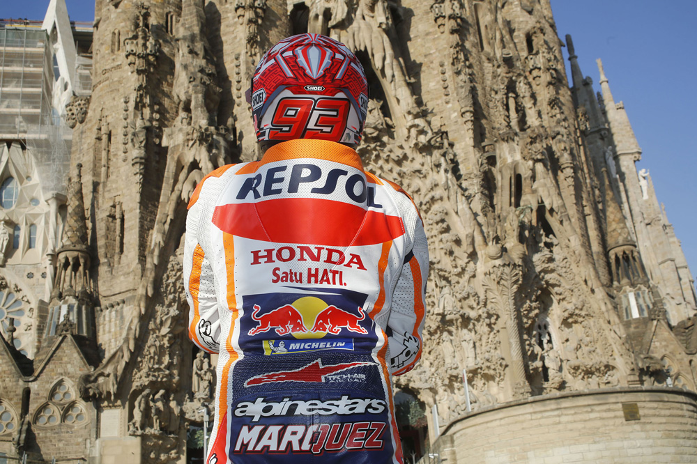 Marc Márquez ante la Sagrada Familia en Barcelona