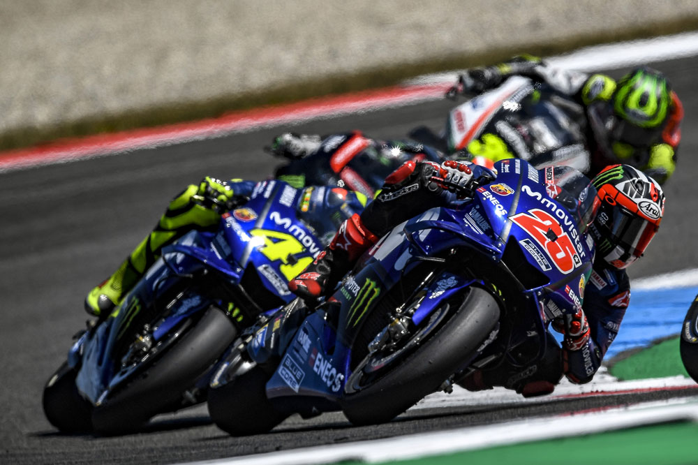 Maverick Viñales por delante de Valentino Rossi en el GP de Holanda