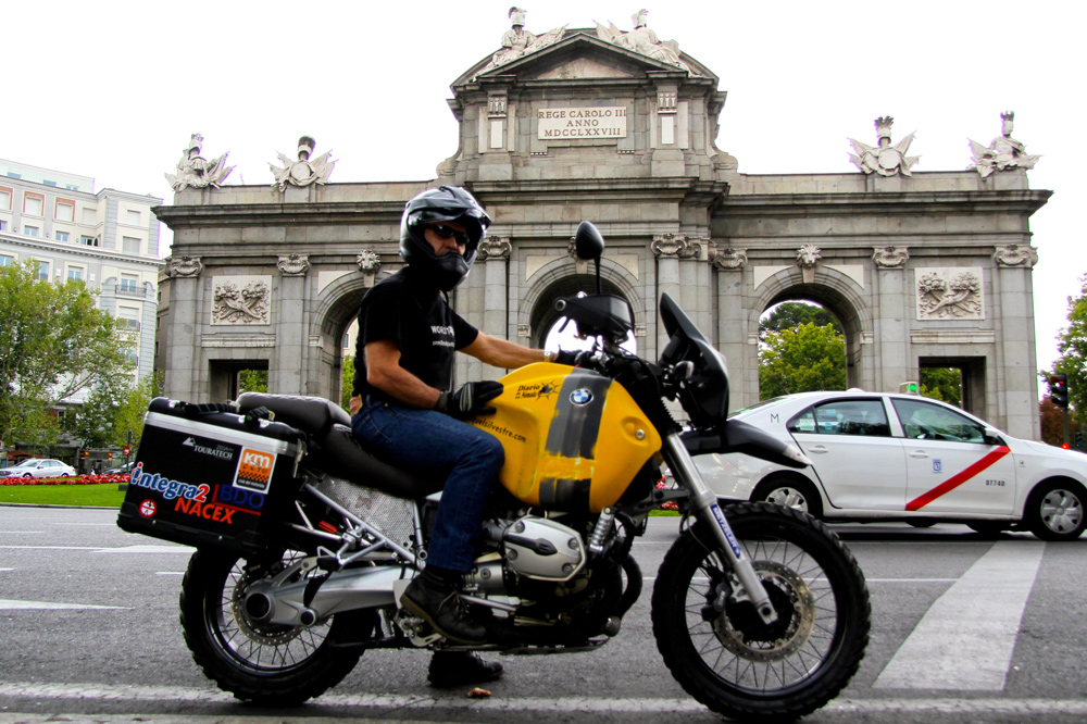 Miquel Silvestre en la Puerta de Alcalá de Madrid