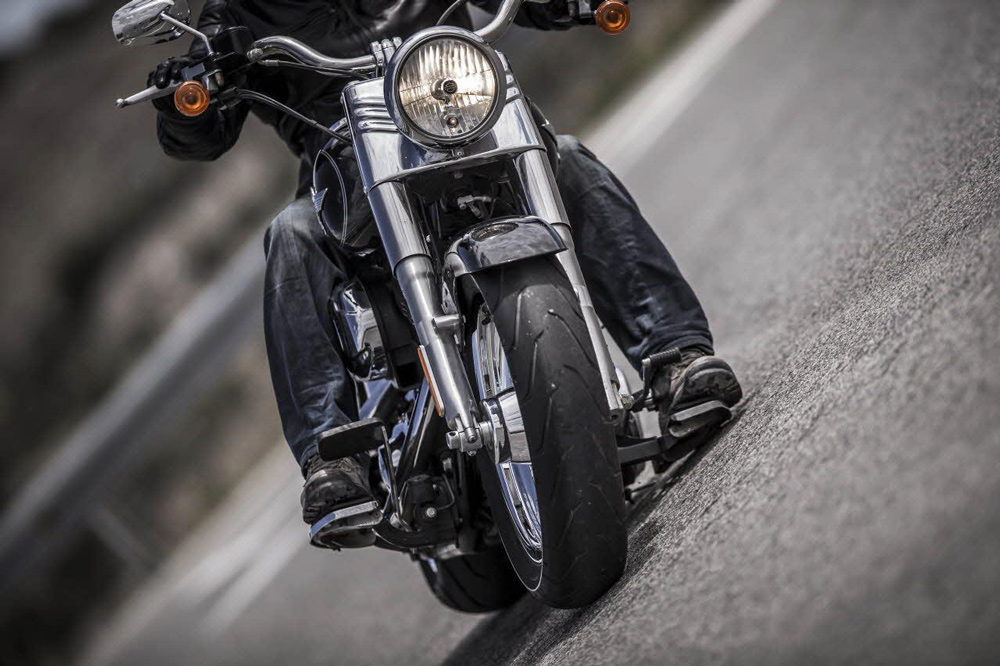 El neumático delantero de nuestra moto se desgastará antes por los laterales