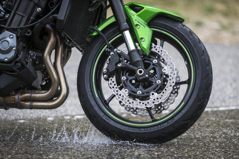 El neumático delantero de nuestra moto: desgaste y cuidado