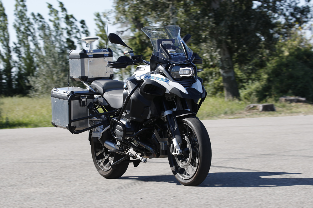 BMW consigue hacer su primera moto 100 por cien autónoma