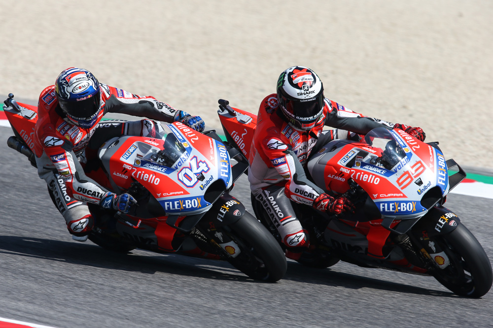 Dovizioso y Lorenzo durante el GP de San Marino