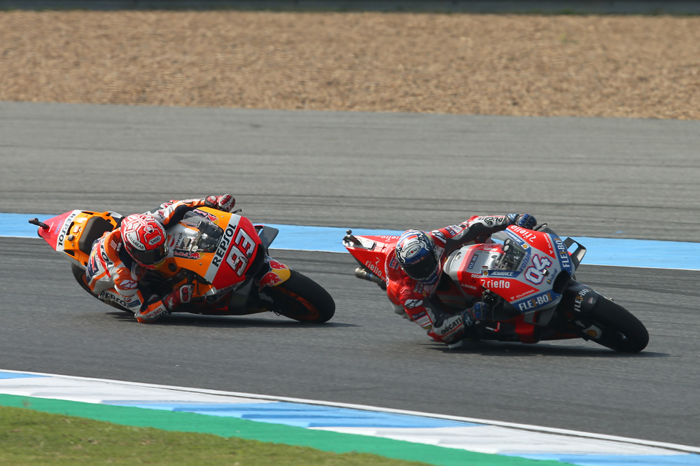 Marc Márquez y Andrea Dovizioso en las vueltas finales del Gran Premio de Tailandia MotoGP
