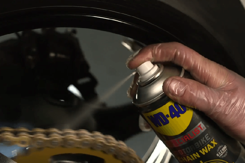Engrasar la cadena de la moto La grasa de la cadena de la moto no debe aplicarse como ves en la foto, siempre por el interior de la cadena no por el exterior.