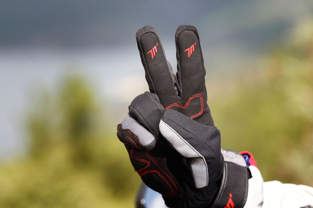 La DGT se plantea la obligatoriedad del uso de guantes en moto