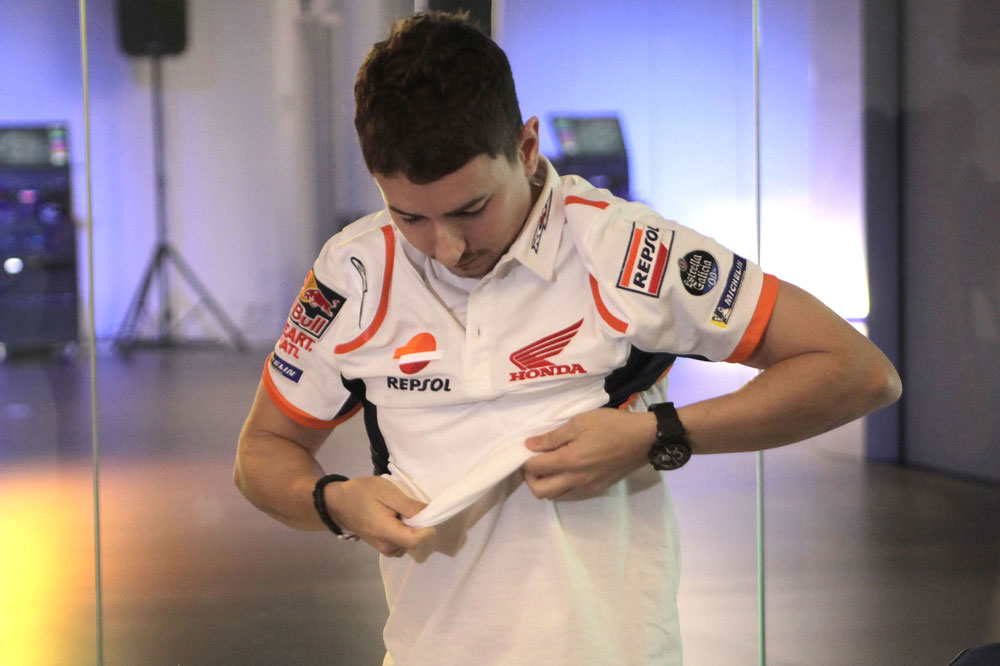 Con la llegada de 2019 Jorge Lorenzo ya se ha podido vestir oficialmente con los colores del Honda Repsol Team