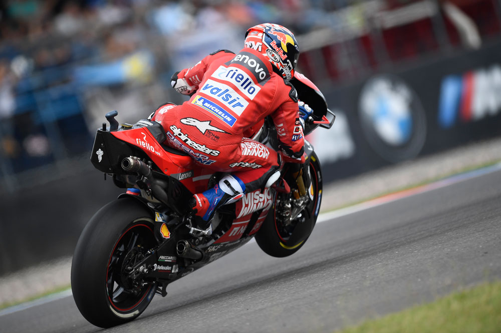 Andrea Dovizioso no pudo con el ataque de Valentino Rossi