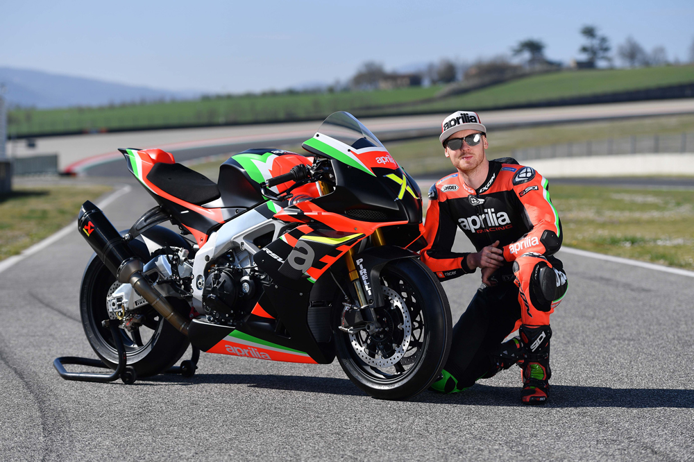 Bradley Smith con la Aprilia RSV4 X