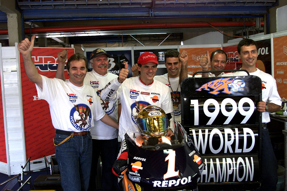 Santi herández con Alex Crivillé, cuando ganó el título de 500 en 1999