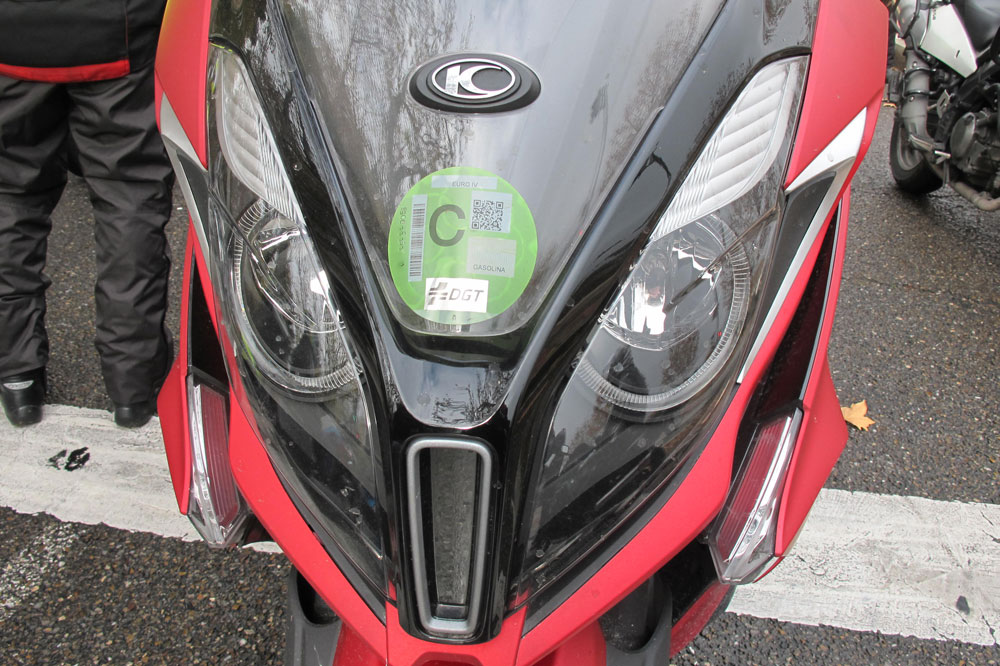 Si vas a colocar la etiqueta ecológica dentro de la pantalla de tu moto recuerda pedirla para este fin, con el adhesivo en la parte impresa