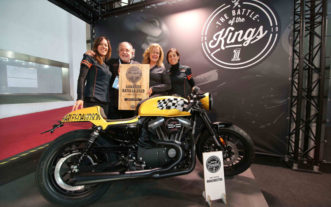 Victor Romero de Harley Davidson Makinostra junto con Marta Suriñach y Carmen López de Harley Davidson España