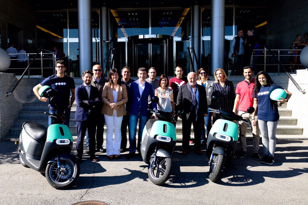 El director general de Tráfico, Pere Navarro, con algunos de los responsables de la escuela de conducción de motos COUP Driving School