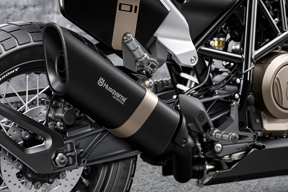 La Husqvarna Svartpilen Style está llena de detalles exclusivos como sus llantas de radios