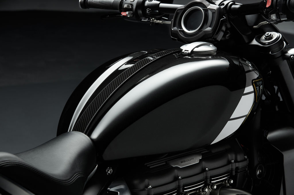 Depósito de combustible y manillar plano, el minimalismo está presente en la Triumph Rocket 3 TFC