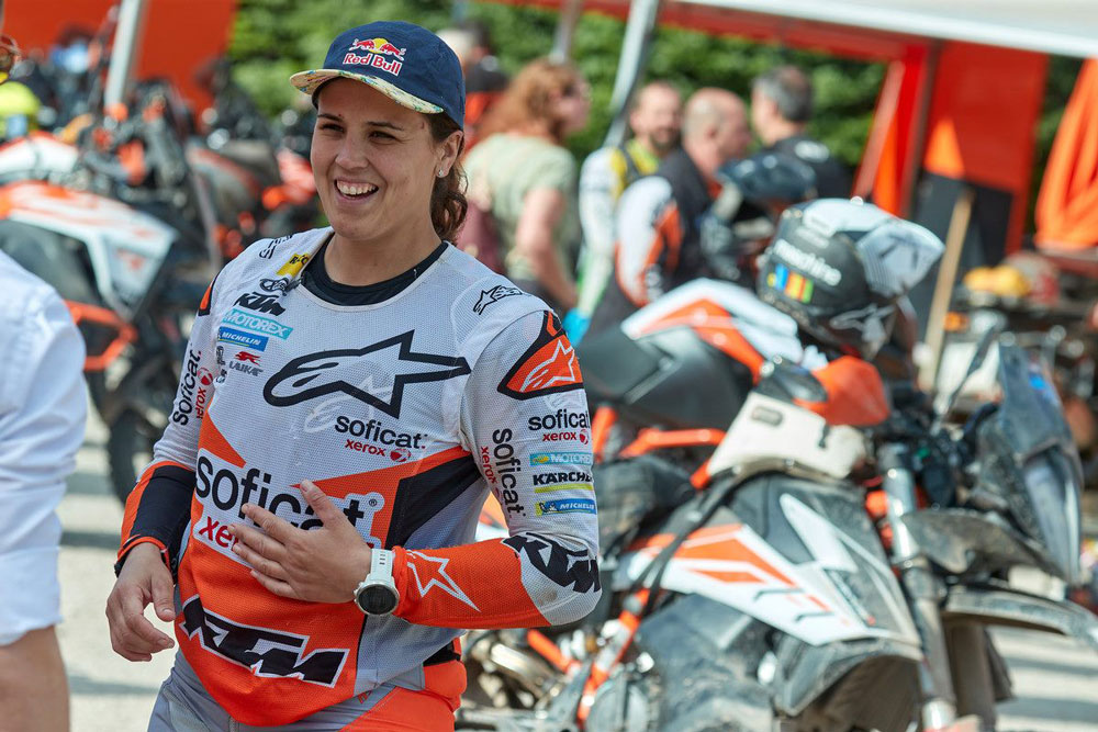 Laia Sanz compartió con todos los participantes en el KTM Rally el anuncio de la puesta en producción de la 790 Adventure Rally