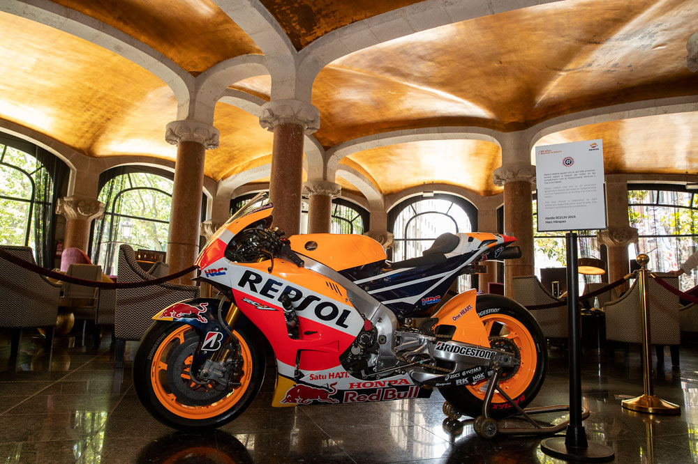 Repsol celebra 50 años deportivos con una exposición en el Paseo de Gracia de Barcelona