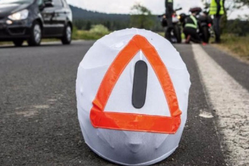 Existen fundas de casco con el triángulo de señalización de avería