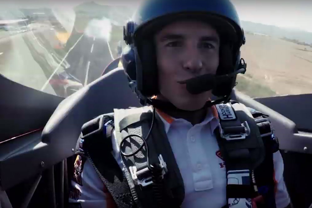 Marc Márquez se subió en un avión de acrobacias